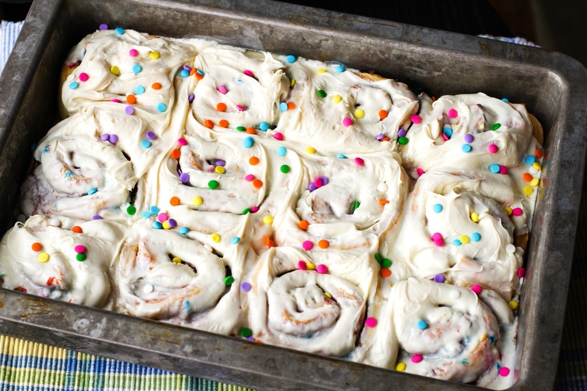 birthday-cake-cinnamon-rolls-recipe