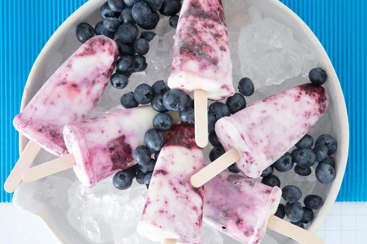 blueberry-yogurt-swirl-popsicles-recipe