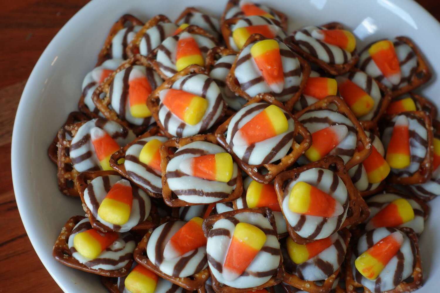 candy-corn-pretzel-hugs-recipe