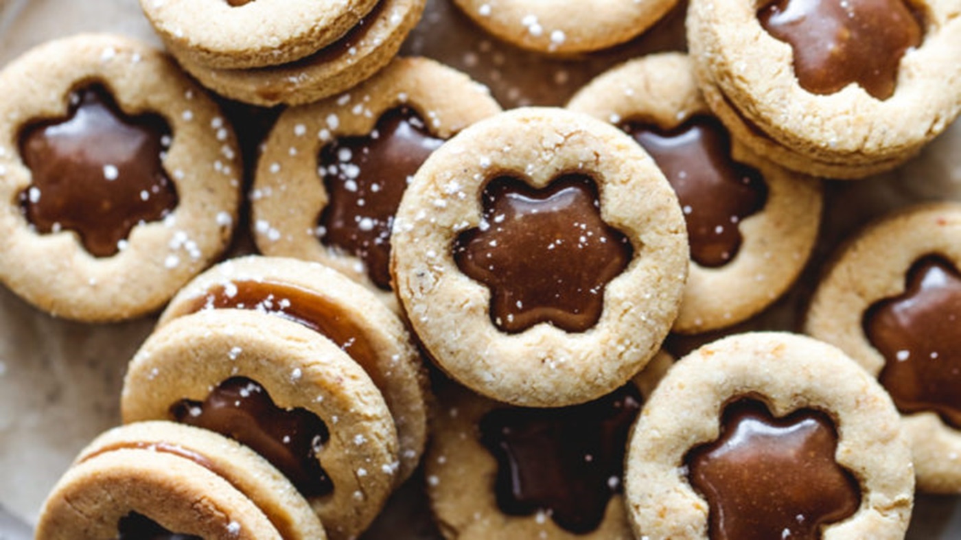 caramel-hazelnut-linzer-cookies-recipe