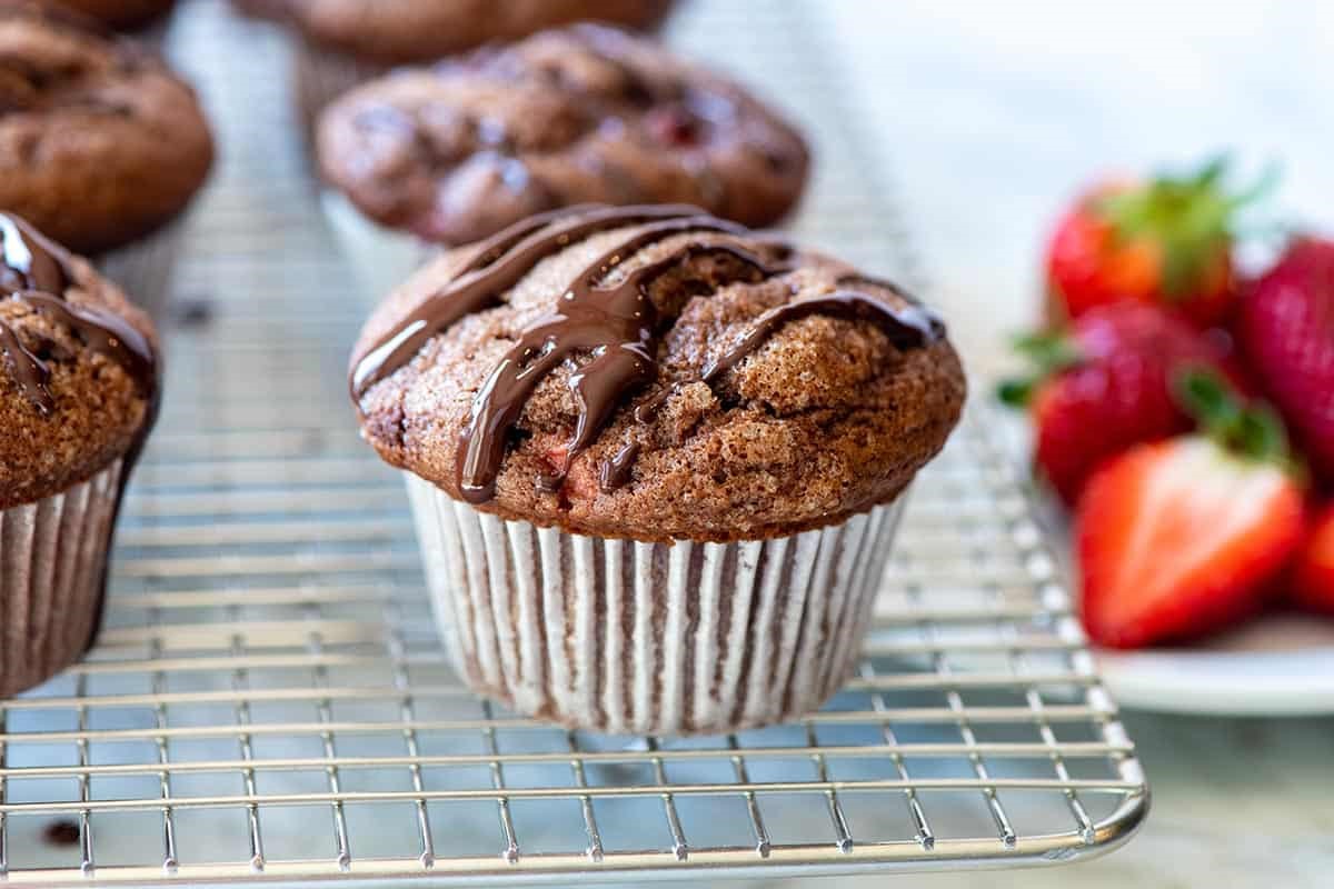 chocolate-covered-strawberry-muffins-recipe