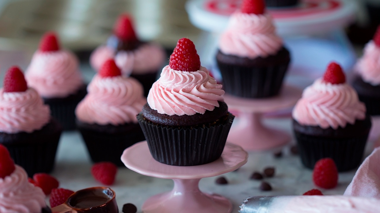 chocolate-cupcakes-with-raspberry-frosting-recipe