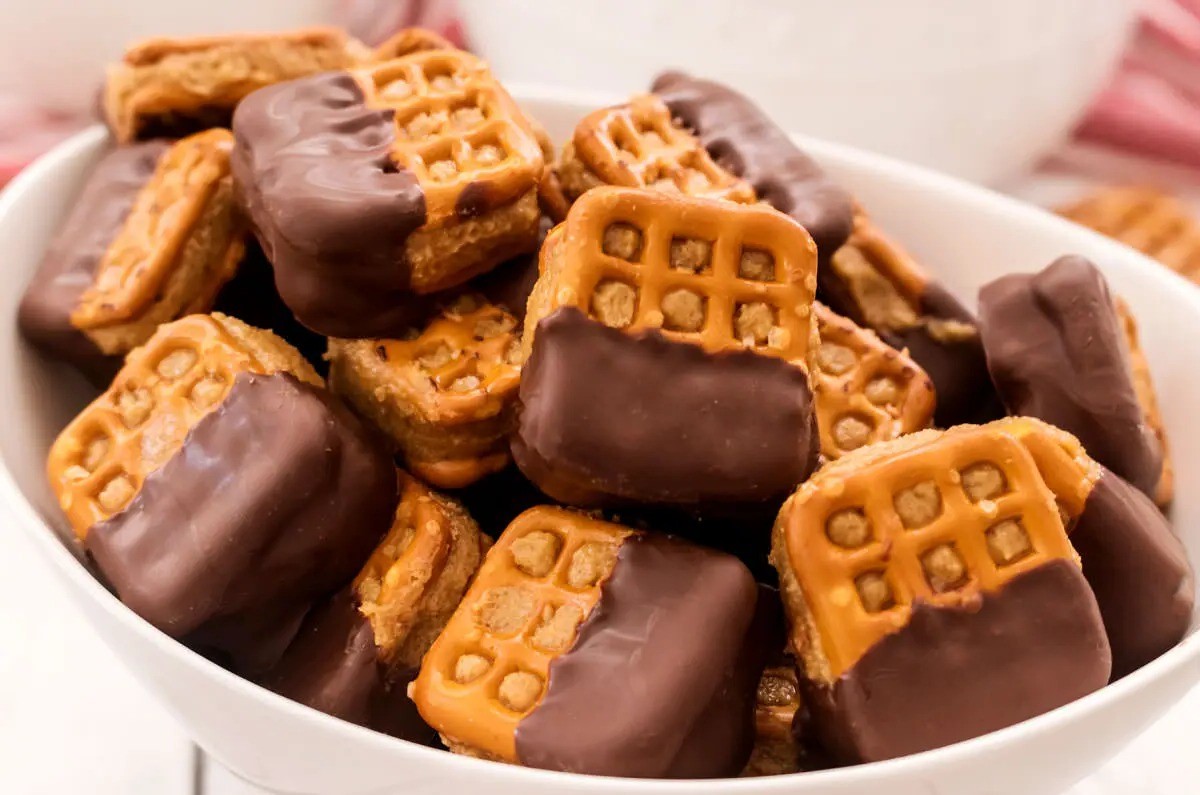 chocolate-peanut-butter-pretzel-bites-recipe