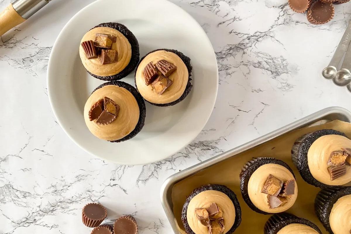 dark-chocolate-cupcakes-with-peanut-butter-frosting-recipe