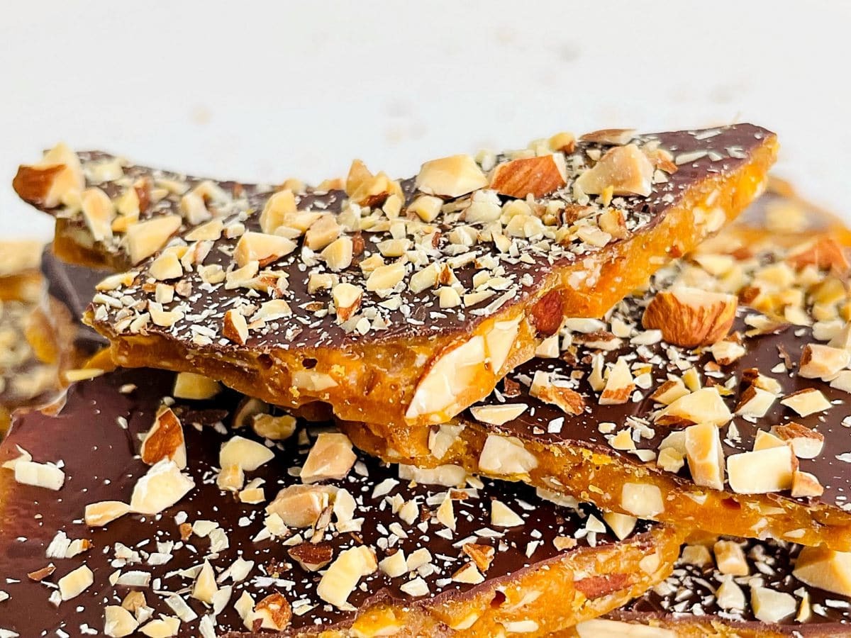 salted-dark-chocolate-almond-toffee-recipe