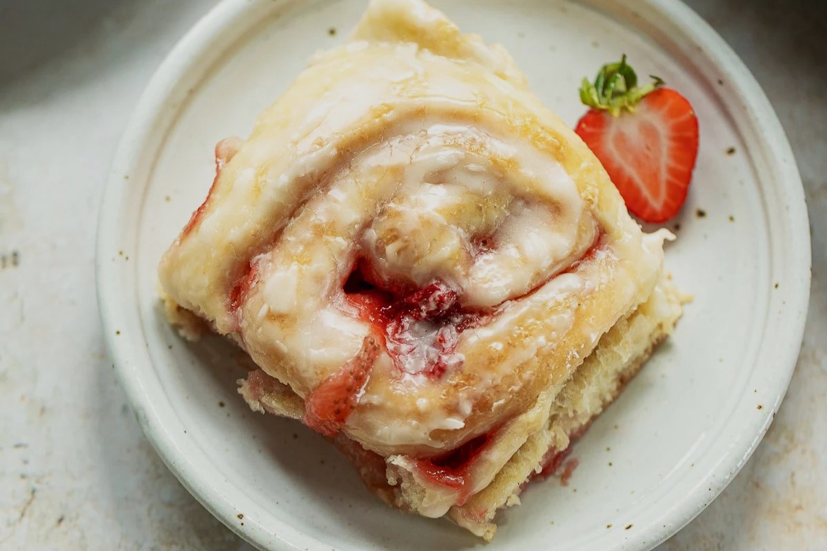 strawberry-rolls-recipe-with-lemon-glaze