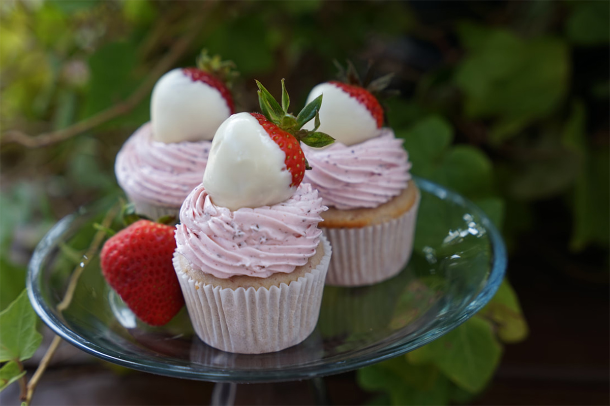 white-chocolate-strawberry-cupcakes-recipe