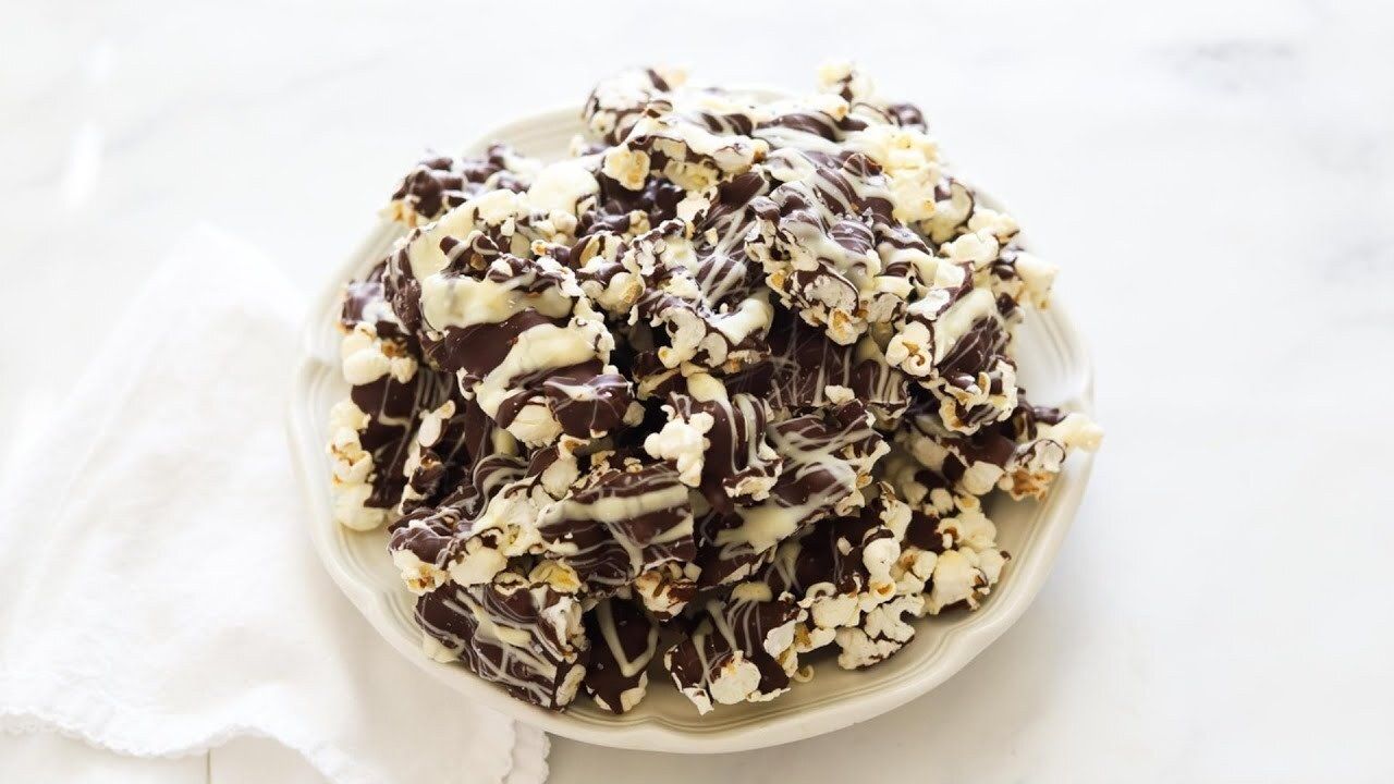 chocolate-drizzled-popcorn-recipe