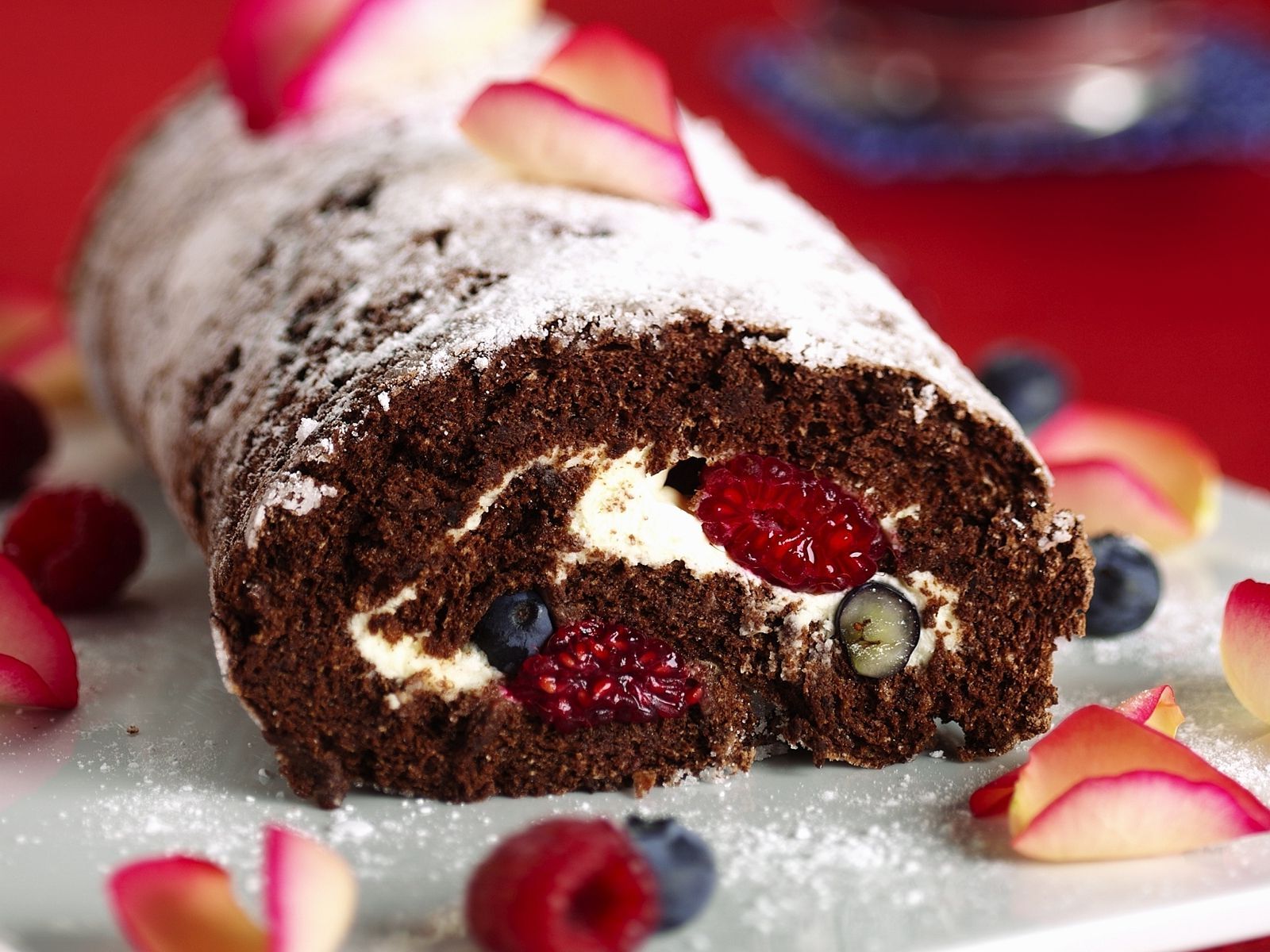 chocolate-raspberry-roulade-recipe