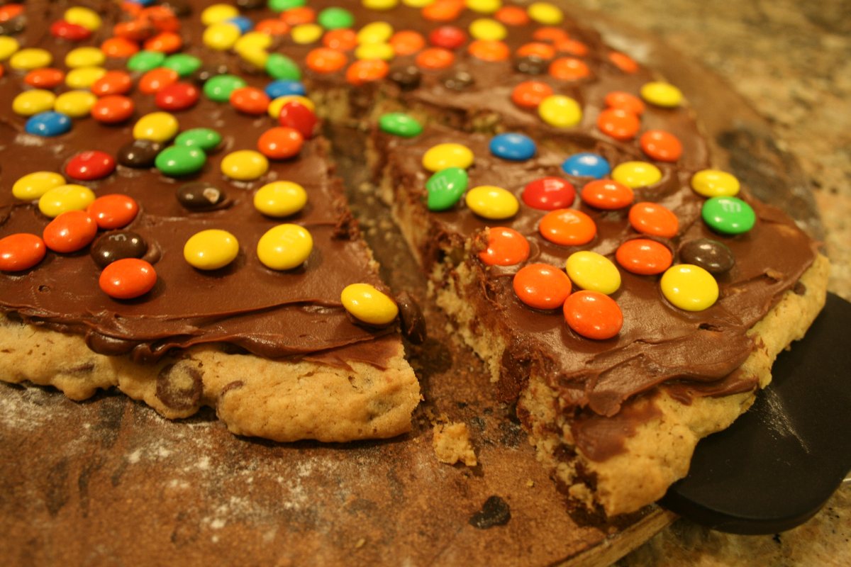 peanut-butter-cookie-pizza-recipe