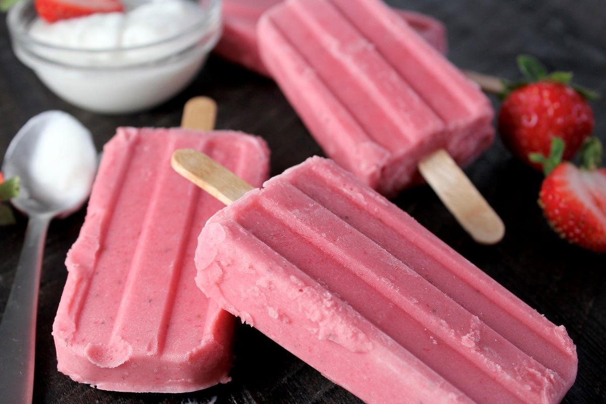 strawberry-banana-yogurt-popsicles-recipe