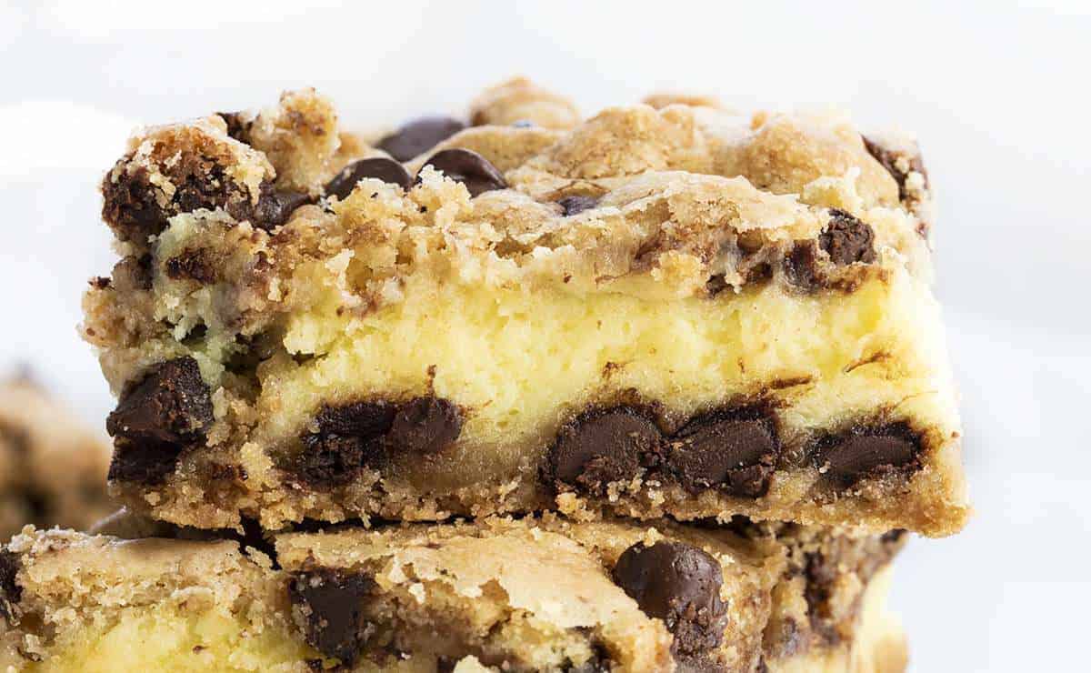 chocolate-chip-cookie-dough-cheesecake-bar-recipe