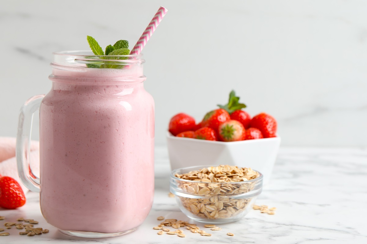 strawberry-oatmeal-breakfast-smoothie-recipe