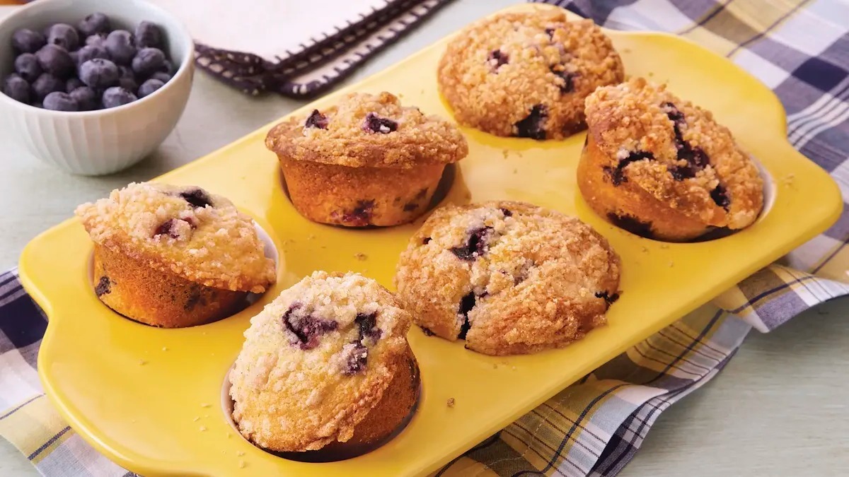 streusel-topped-blueberry-muffins-recipe
